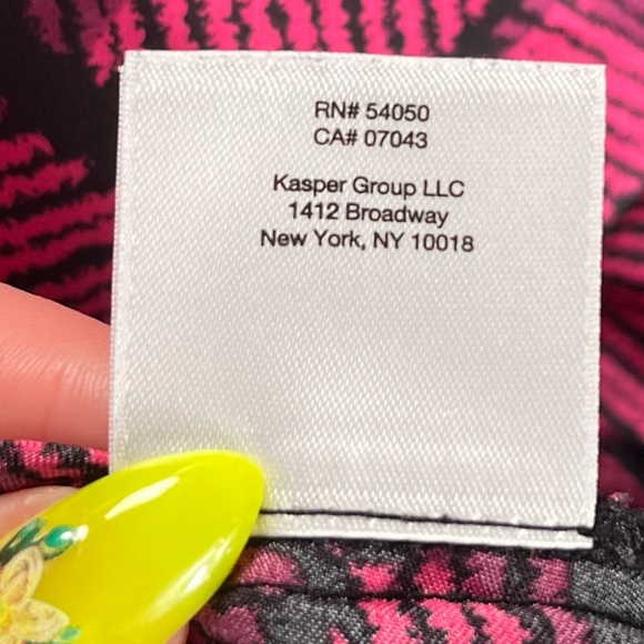 ANNE KLEIN | Pink Long Sleeve Geometric Print Split-Neck Popover Tunic Top - Picture 12 of 12